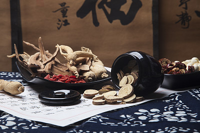 哪些中藥能夠清熱去火？山東醫(yī)藥技師學(xué)院幫你“降降溫”